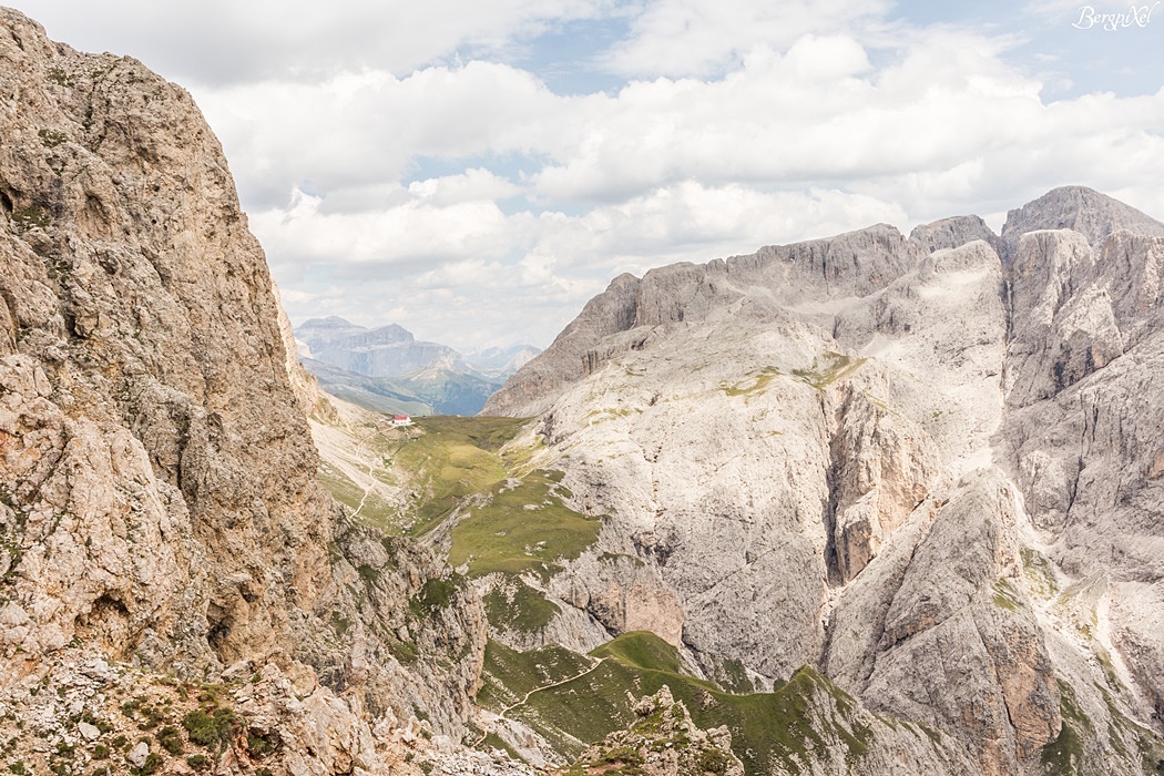 Wir erblicken die Tierser Alpl Hütte.